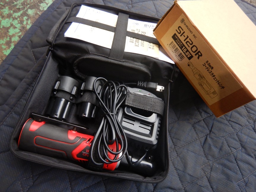 即決税0円未使用保管品「キズ、汚れ有」信濃充電式ラチェットレンチSI-120R 9,5mm角 10,8V2,0Ah電池2個付セット トルク40Nm