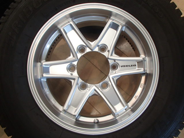 希少 中古冬4本 ウェッズ 5.5J 15in IS42 ブリヂストン ブリザック VL1 195/80R15 107/105 2021年制 日産 E25 E26 NV350 キャラバン
