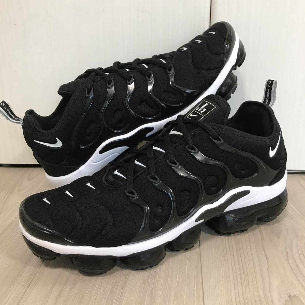 NIKE AIR VAPORMAX PLUS VAPOR MAX BLACK WHITE OVERBRANDING NIKE AIR VAPORMAX PLUS VAPOR MAX BLACK WHITE OVERBRANDING