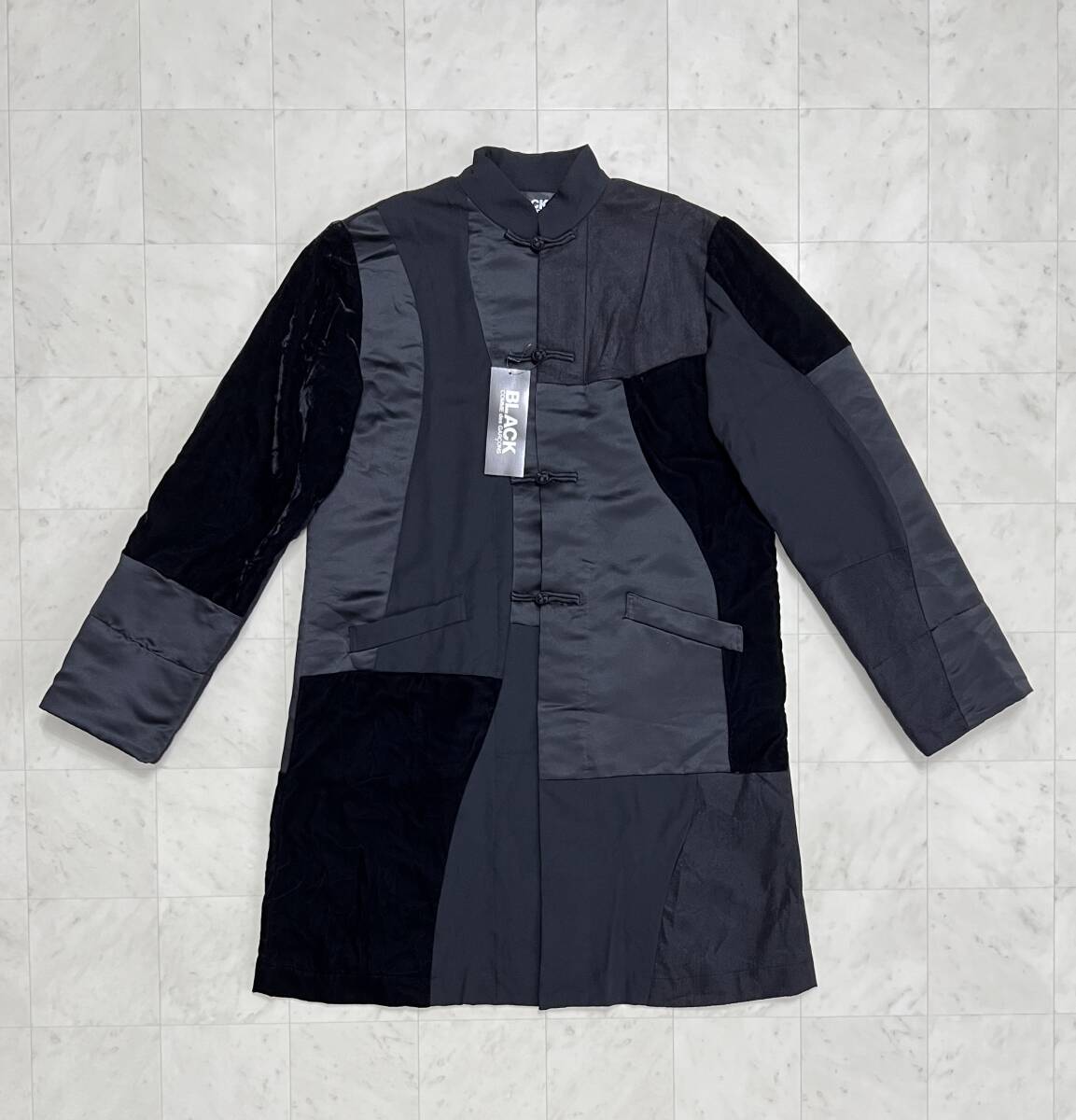 【新品】BLACK COMME des GARCONS ブラックコムデギャルソン【1J-J026-0521-5-】23SS 再構築 ロング ジャケット Lサイズ 【新品】BLACK COMME des GARCONS ブラックコムデギャルソン【1J-J026-0521-5-】23SS 再構築 ロング ジャケット Lサイズ