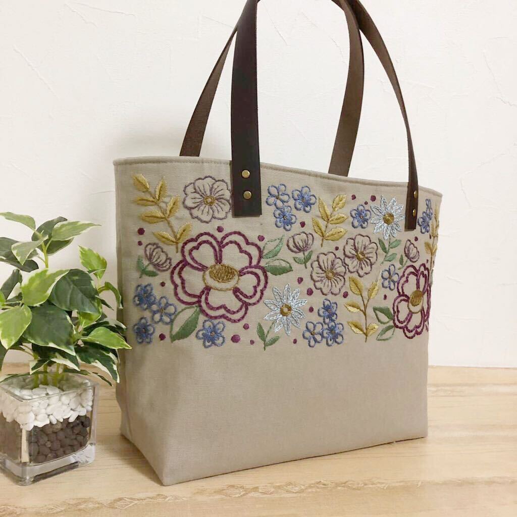 ハンドメイド☆手刺繍　ボタニカル　秋色　刺繍　トートバッグ　コットンリネン　グレージュ