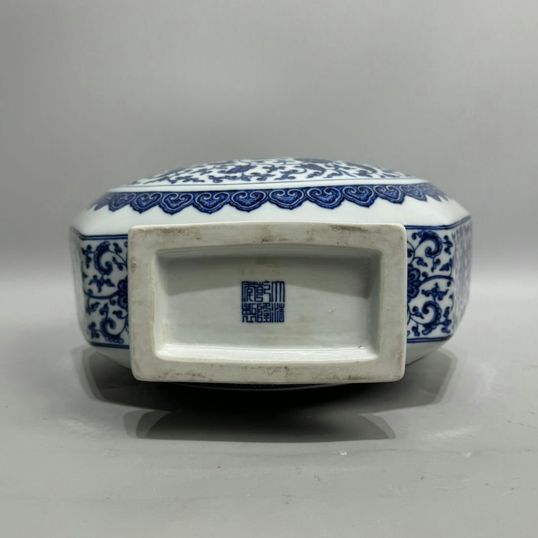 □観心・時代旧蔵□C305清乾隆 青花纏枝花卉紋抱月瓶 ・時代物 □観心・時代旧蔵□C305清乾隆 青花纏枝花卉紋抱月瓶 ・時代物