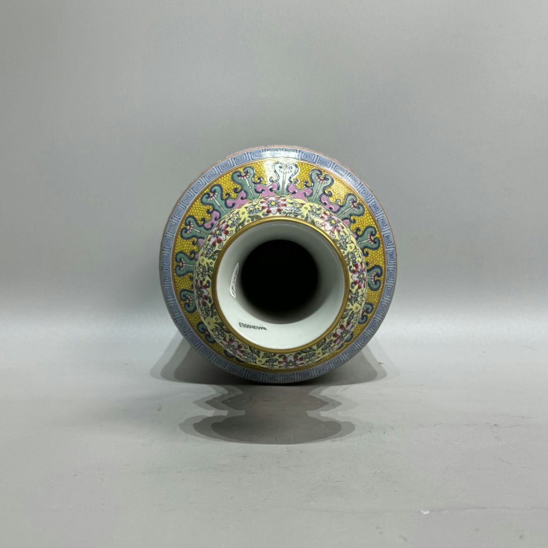 □観心・時代旧蔵□C576清乾隆 粉彩纏枝花卉開光山水紋賞瓶 □観心・時代旧蔵□C576清乾隆 粉彩纏枝花卉開光山水紋賞瓶