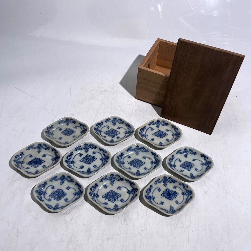 時代 染付 草花紋 豆皿 十客 木箱付 清代頃 / 中国美術 青花 時代 染付 草花紋 豆皿 十客 木箱付 清代頃 / 中国美術 青花