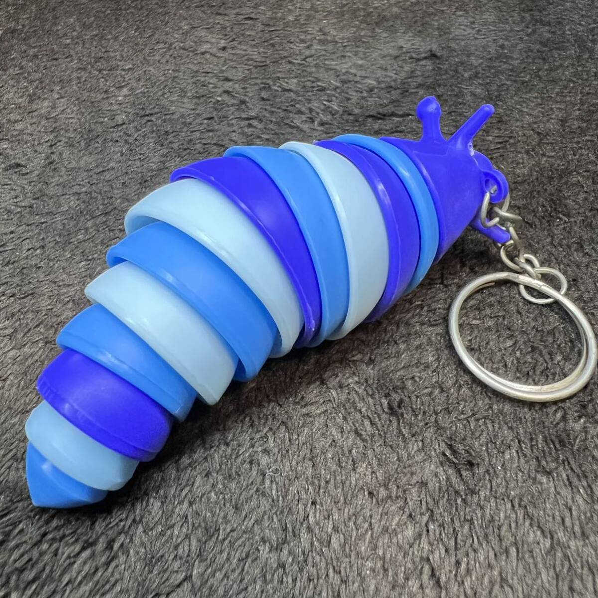 送料無料新品 芋虫キーホルダー キモカワ キモイ 可愛い 青 送料無料新品 芋虫キーホルダー キモカワ キモイ 可愛い 青