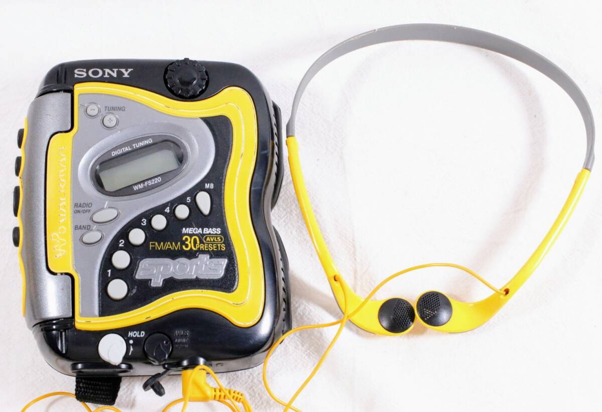 動作品! SONY ソニー WALKMAN SPORTS ウォークマン スポーツ カセットプレーヤー WM-FS220/AM/FM ヘッドホン付属 オリジナルバンド