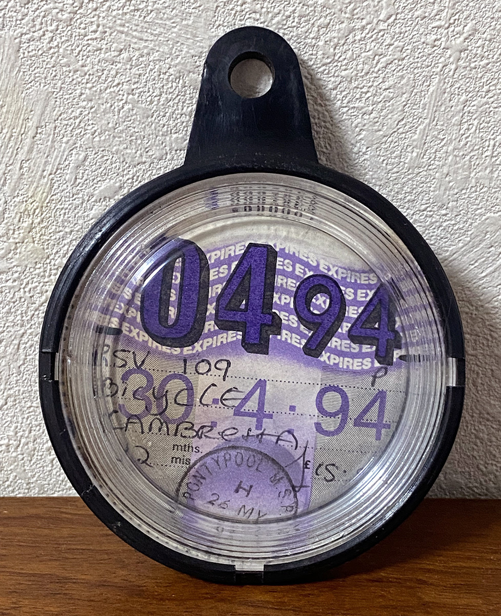 英国 TAX DISC タックスディスク＆ビンテージライセンスホルダー セット Lambretta表記有 イギリス輸入当時品 England 英国車 Vespa Mini等