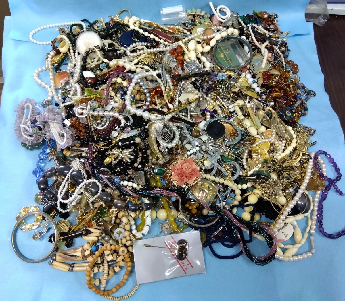 【ジャンク】アクセサリー詰め合わせ　約８kg リング ネックレス イヤリング ブローチ ピアスなど　八王子引き取りOK240840