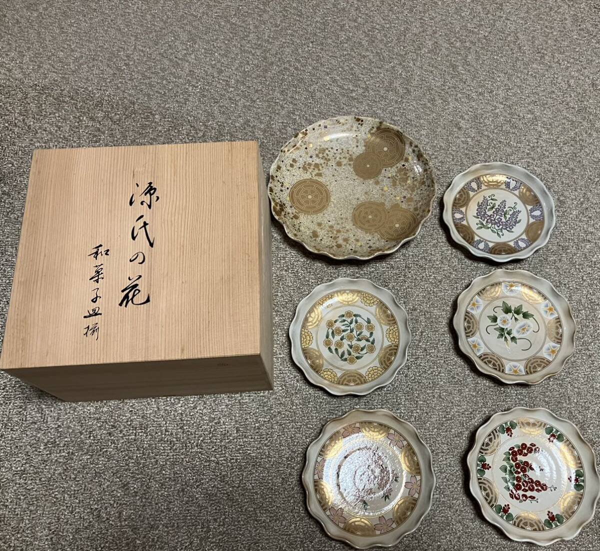 井泉窯 小川忠計作【源氏の花】和菓子皿揃共箱 栞付 丸皿一枚 小皿5枚セット Yahoo!オークション - 井泉窯 小川忠計作 源氏の花 和菓子皿揃え