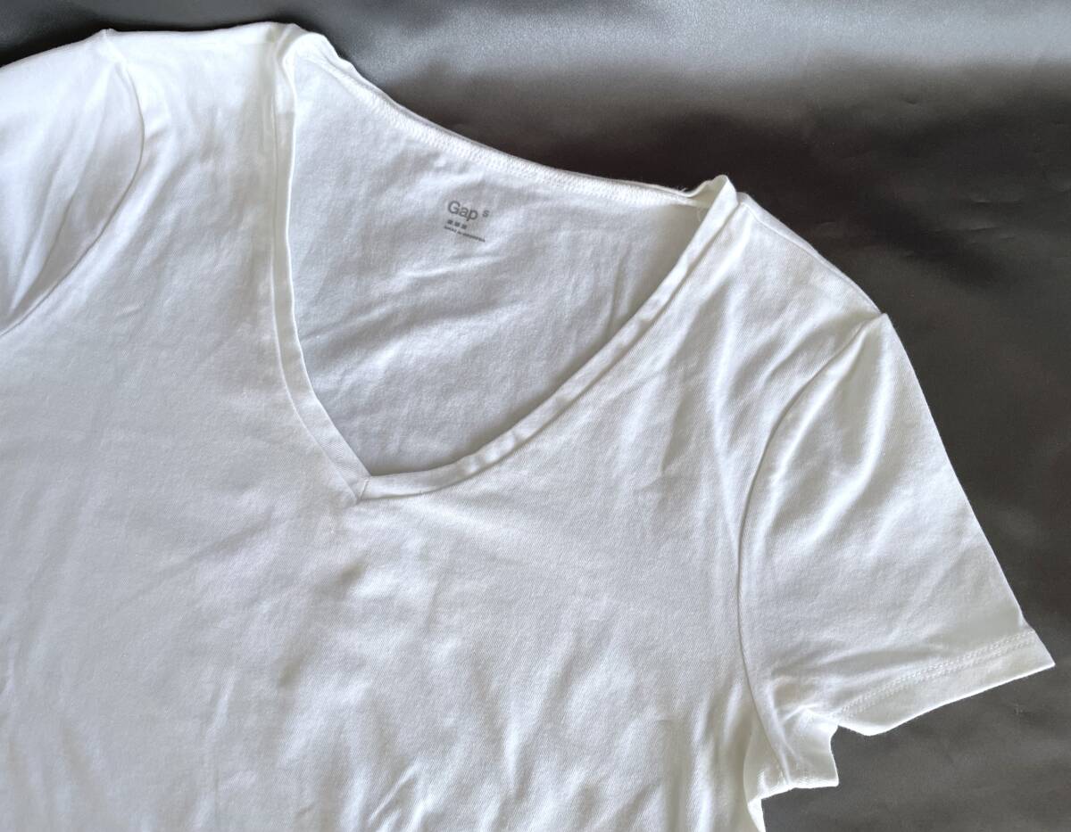 GAP ギャップ Tシャツ レディース S 白 Vネック 半袖Tシャツ スリムフィット ロゴ刺繍入り チビT E702_画像2