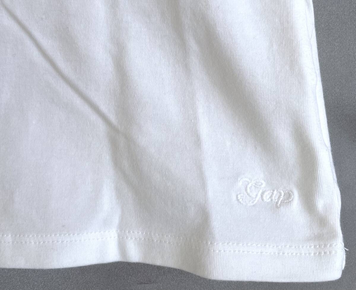 GAP ギャップ Tシャツ レディース S 白 Vネック 半袖Tシャツ スリムフィット ロゴ刺繍入り チビT E702_画像3