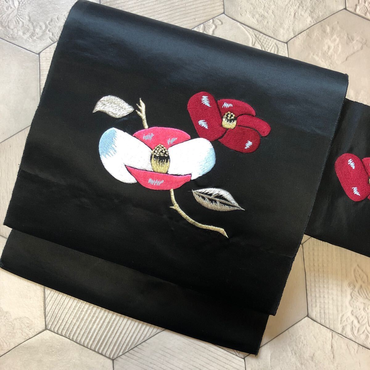 アンティーク 名古屋帯 単帯 黒地 椿 縫取り 刺繍 金銀 着物 昭和レトロ 大正ロマン モダン 和洋折衷コーデ リメイク 絹 正絹100% く22-10w