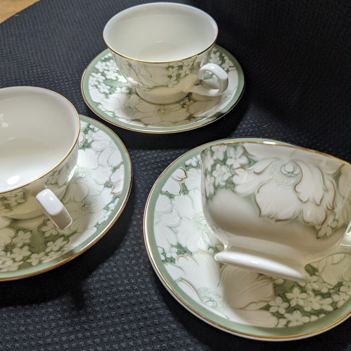 ナルミ コーヒーカップ カップ&ソーサー 3客 花柄 ホワイト ナルミ コーヒーカップ カップ&ソーサー 3客 花柄 ホワイト