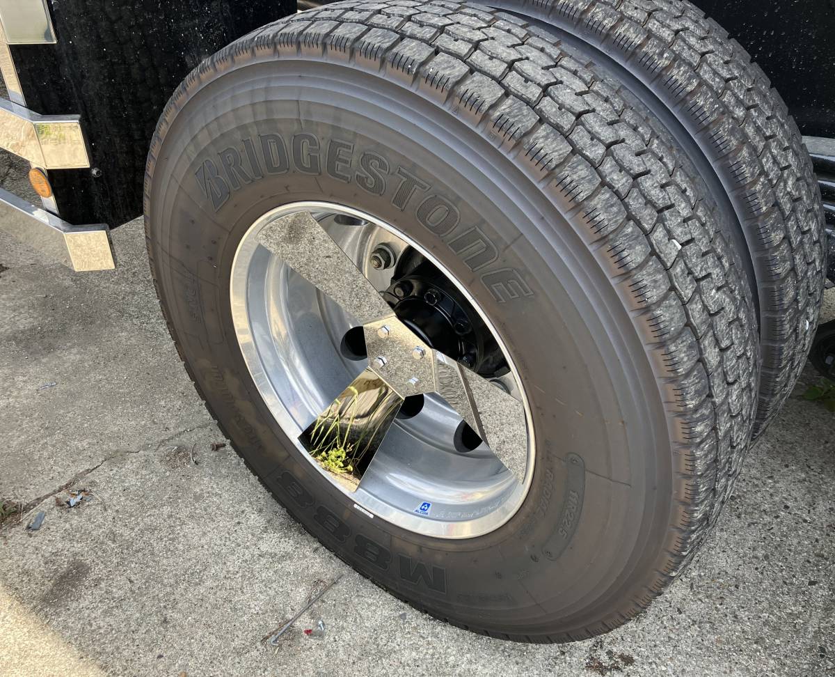 鏡面ステンレス製 大型車用 22 5インチ ホイールスピンナー 4枚 鏡面ステンレス製 大型車用 22 5インチ ホイールスピンナー 4枚