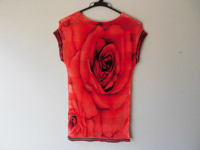 ●格安　Rosa/ 幻想的な赤い花　/ランダムプリーツ　/フレンチ袖 ブラウス/ F_画像3