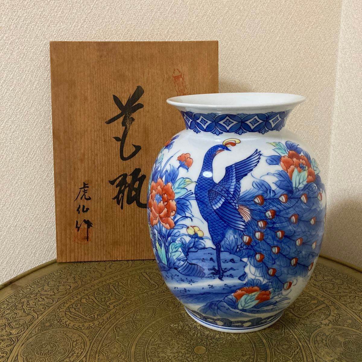 鍋島焼 虎仙窯 色鍋島 染錦孔雀牡丹 花瓶 花器〈検 伊万里 鍋島焼 虎仙窯 色鍋島 染錦孔雀牡丹 花瓶 花器〈検 伊万里