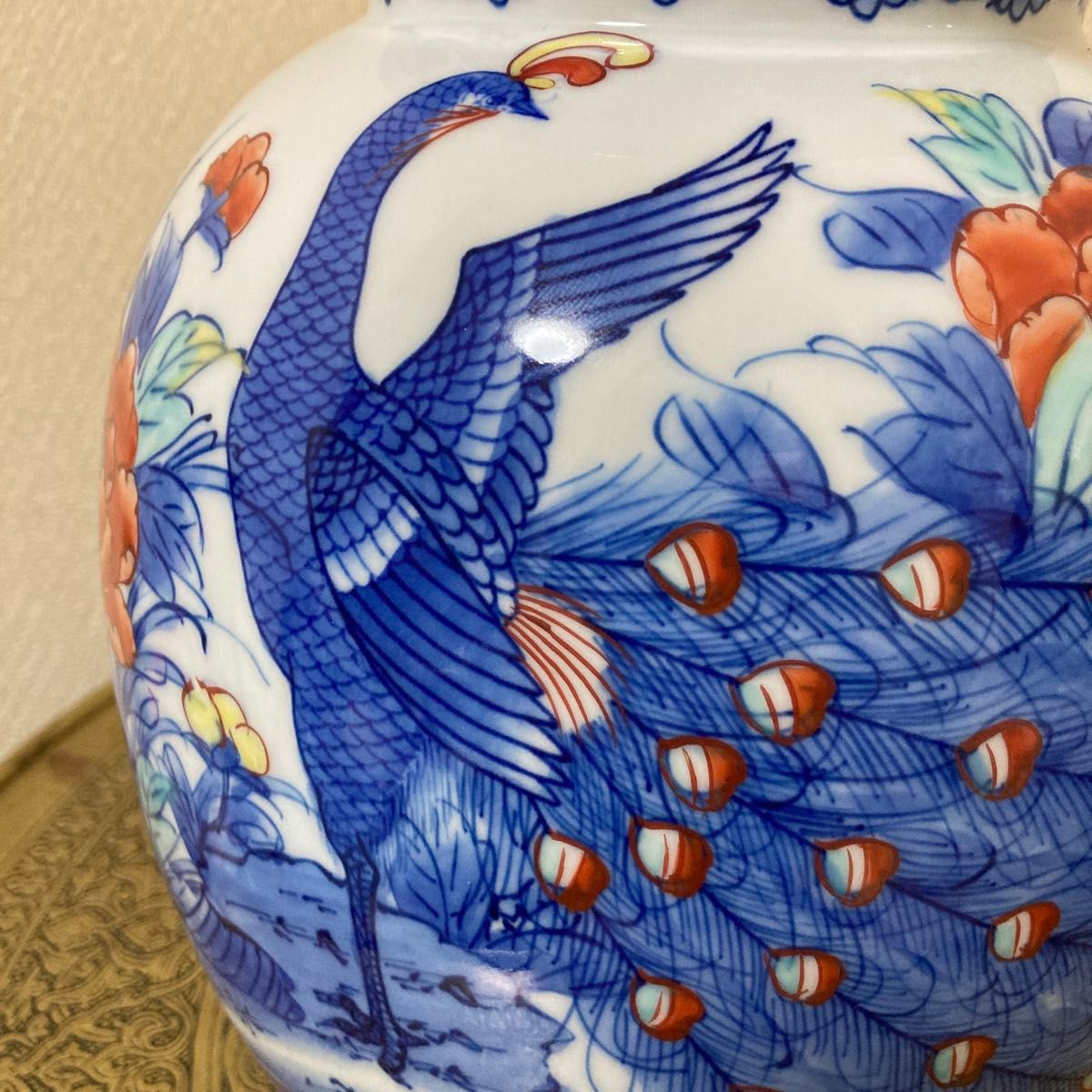 色鍋島染錦孔雀牡丹】花瓶 伊万里焼 在銘 鍋島虎仙窯