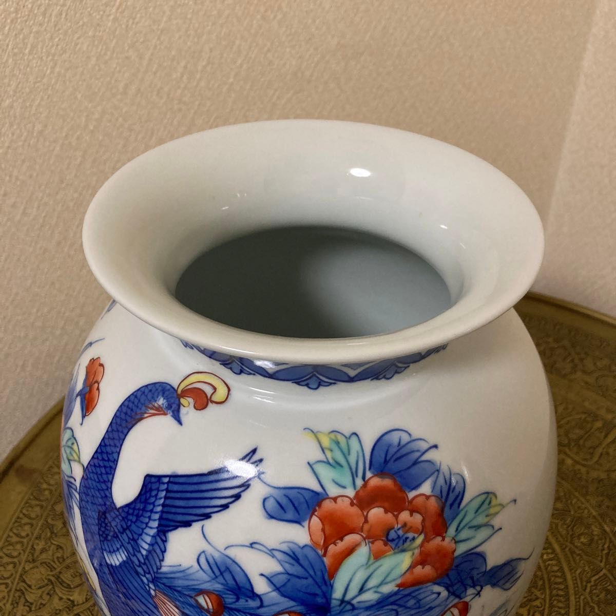 鍋島焼 虎仙窯 色鍋島 染錦孔雀牡丹 花瓶 花器〈検 伊万里 鍋島焼 虎仙窯 色鍋島 染錦孔雀牡丹 花瓶 花器〈検 伊万里