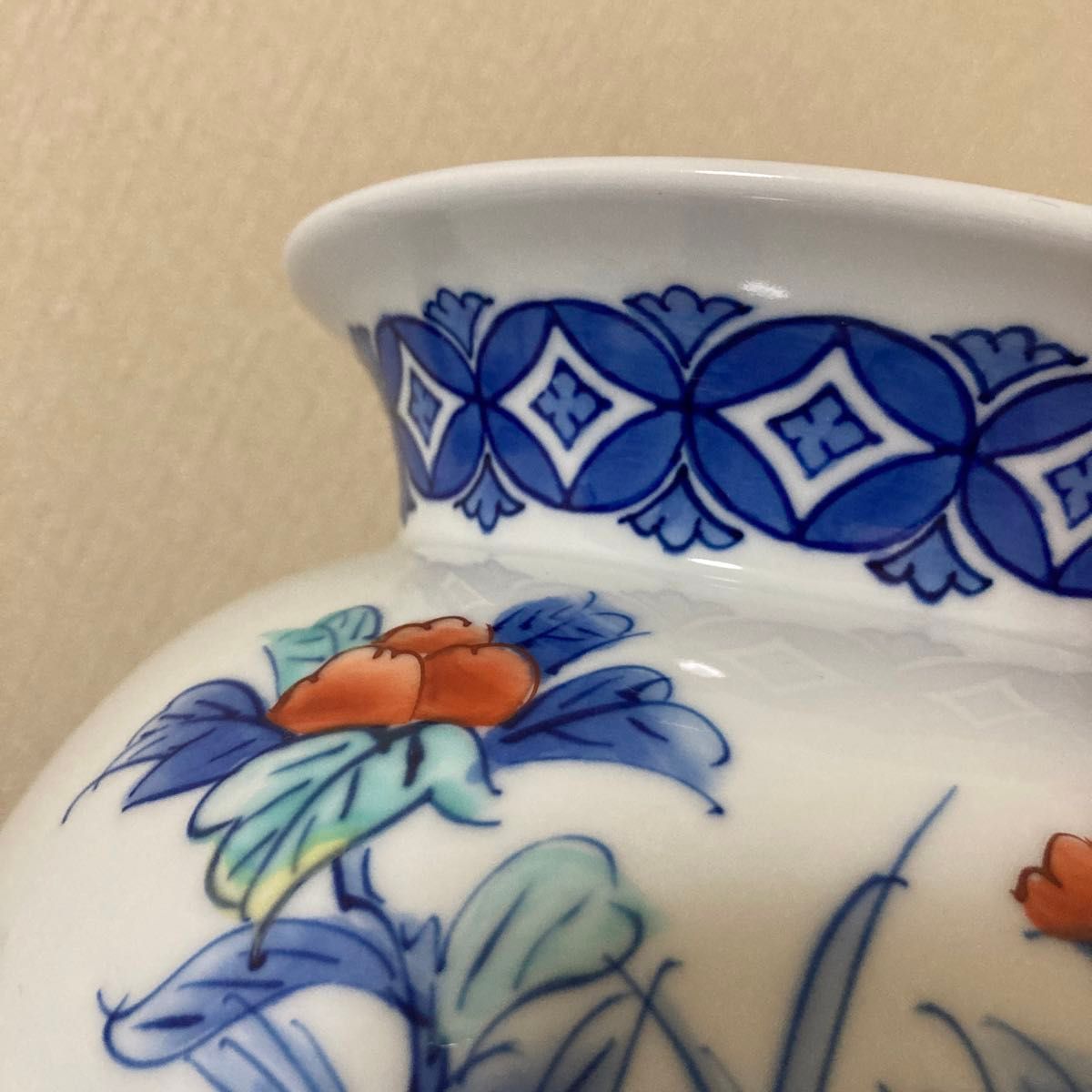 鍋島焼 虎仙窯 色鍋島 染錦孔雀牡丹 花瓶 花器〈検 伊万里 鍋島焼 虎仙窯 色鍋島 染錦孔雀牡丹 花瓶 花器〈検 伊万里