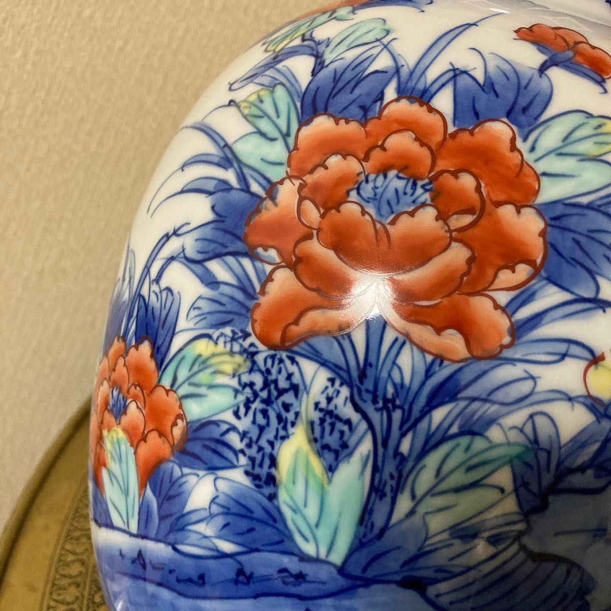 鍋島焼 虎仙窯 色鍋島 染錦孔雀牡丹 花瓶 花器〈検 伊万里 鍋島焼 虎仙窯 色鍋島 染錦孔雀牡丹 花瓶 花器〈検 伊万里