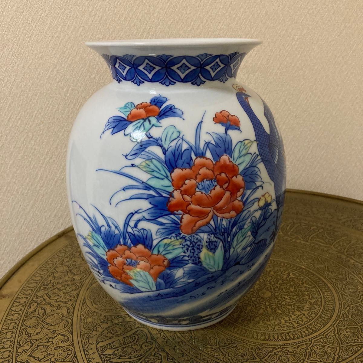 鍋島焼 虎仙窯 色鍋島 染錦孔雀牡丹 花瓶 花器〈検 伊万里 鍋島焼 虎仙窯 色鍋島 染錦孔雀牡丹 花瓶 花器〈検 伊万里