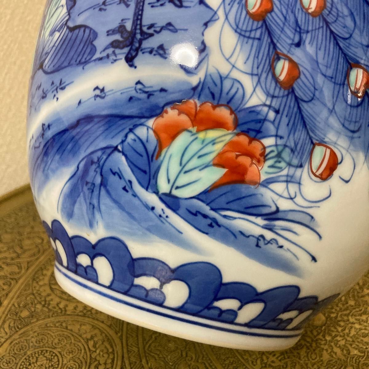 鍋島焼 虎仙窯 色鍋島 染錦孔雀牡丹 花瓶 花器〈検 伊万里 鍋島焼 虎仙窯 色鍋島 染錦孔雀牡丹 花瓶 花器〈検 伊万里