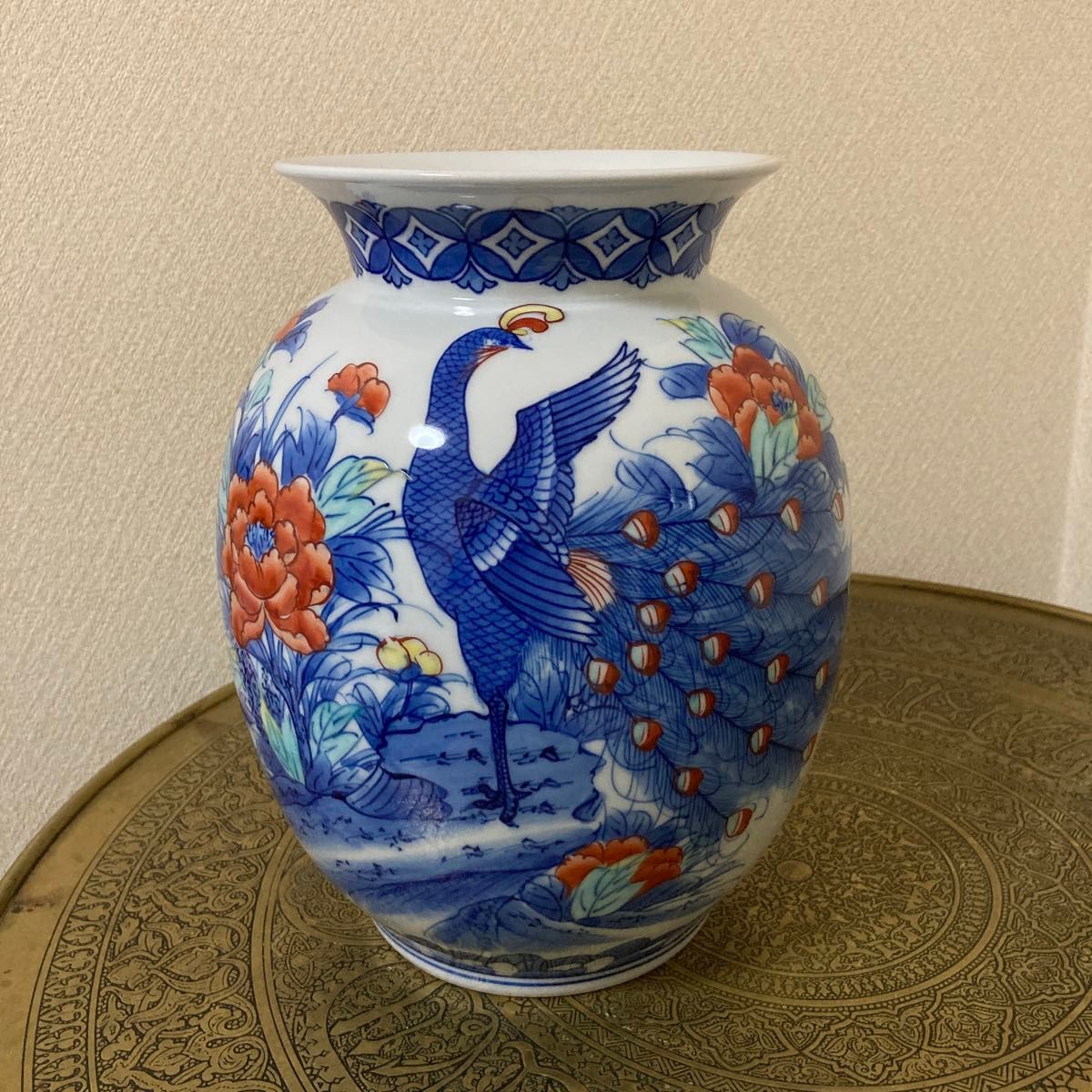 伊万里 鍋島焼 虎仙窯 花器 鍋島焼 虎仙窯 色鍋島 染錦孔雀牡丹 花瓶 花器〈検 伊万里