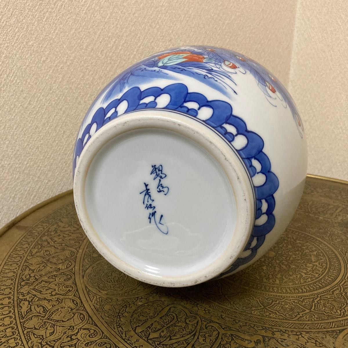鍋島焼 虎仙窯 色鍋島 染錦孔雀牡丹 花瓶 花器〈検 伊万里 鍋島焼 虎仙窯 色鍋島 染錦孔雀牡丹 花瓶 花器〈検 伊万里