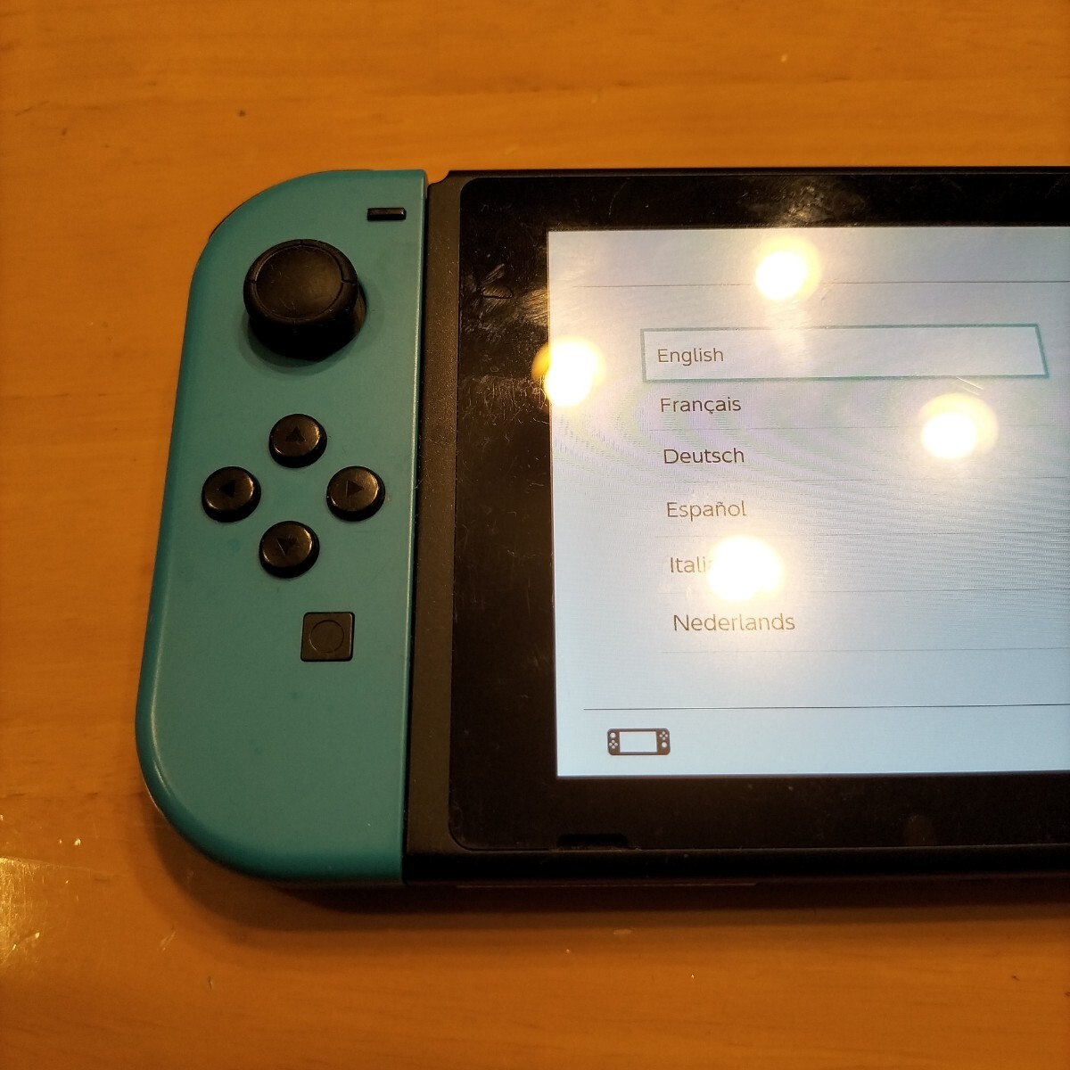 Nintendo Switch 初期化済み 本体とジョイコン2個 写真のもの Nintendo Switch 初期化済み 本体とジョイコン2個 写真のもの