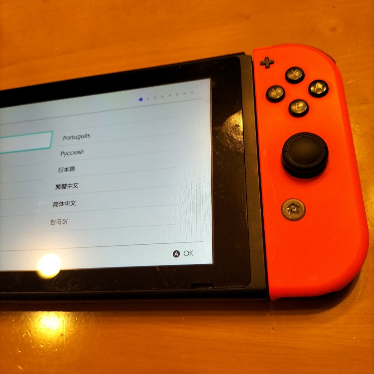 Nintendo Switch 初期化済み 本体とジョイコン2個 写真のもの Nintendo Switch 初期化済み 本体とジョイコン2個 写真のもの