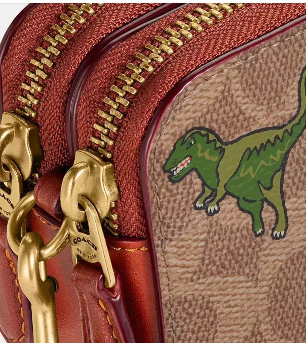 コーチCOACHショルダーバッグ恐竜プリントが人気斜め掛けにも コーチCOACHショルダーバッグ恐竜プリントが人気斜め掛けにも