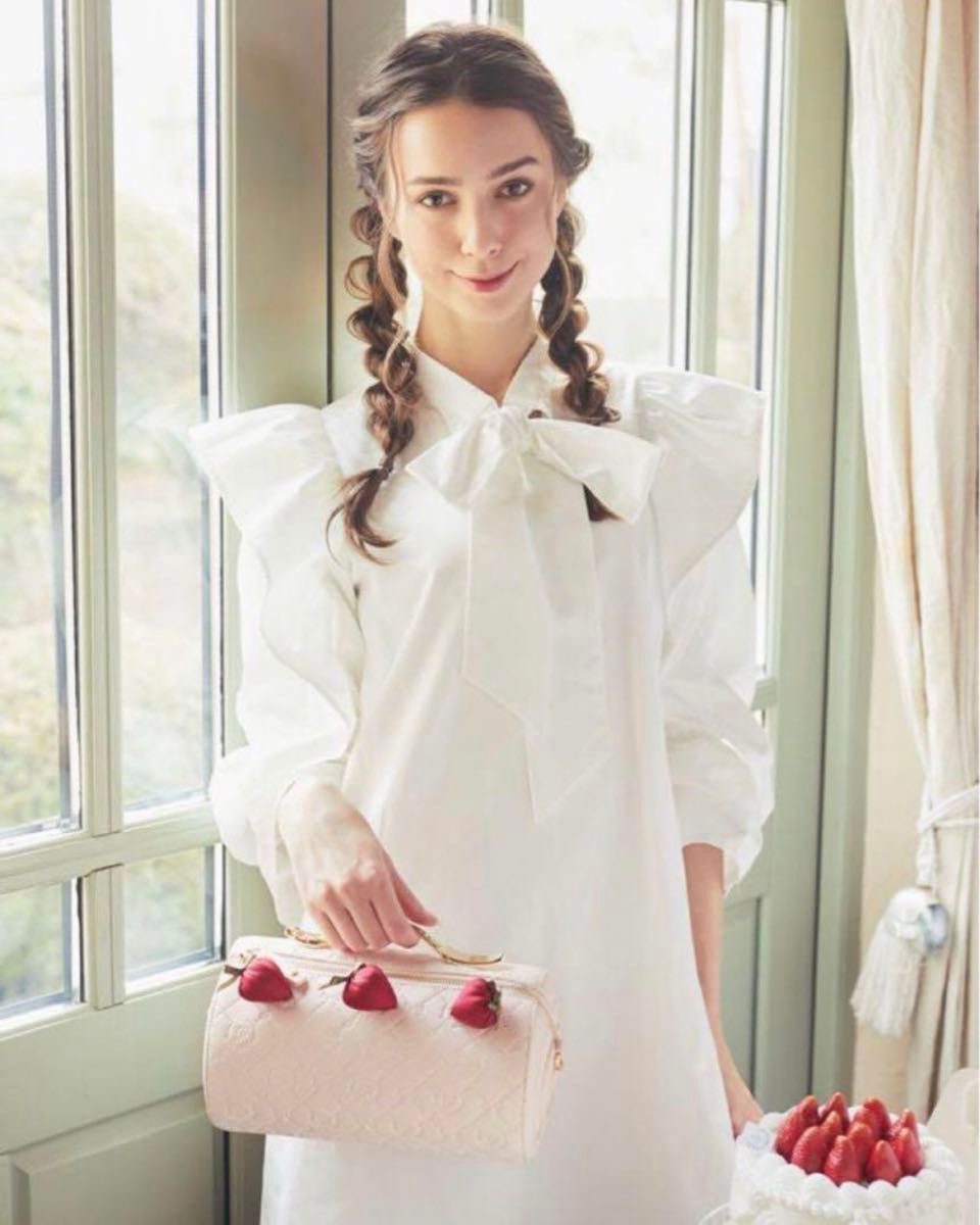 Maison de FLEUR モノグラムロールケーキショルダーバッグ Maison de FLEUR モノグラムロールケーキショルダーバッグ
