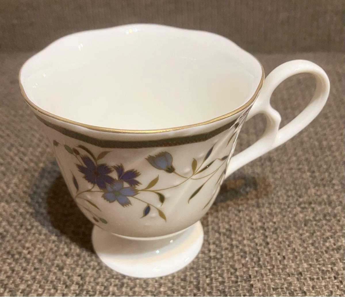 NARUMI 美品 カップ&ソーサー 旧刻印 2客 コーヒーカップ 花柄 NARUMI 美品 カップ&ソーサー 旧刻印 2客 コーヒーカップ 花柄