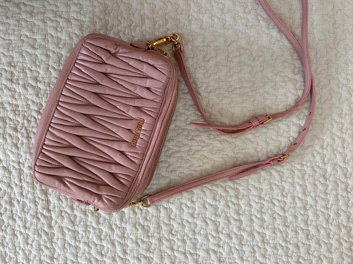 miumiu マトラッセ ショルダーバッグ ミュウミュウ ピンク miumiu マトラッセ ショルダーバッグ ミュウミュウ ピンク