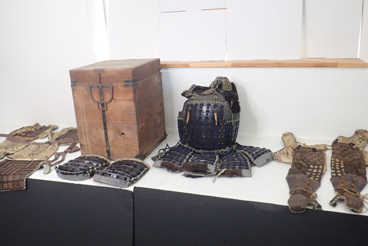 旧家蔵出し品 古い陣笠 引き両紋 参勤交代 武具甲冑 貴重な資料 ○営FU020-160 旧家蔵出し 甲冑 時代甲冑・時代武具 鎧/胴丸/小