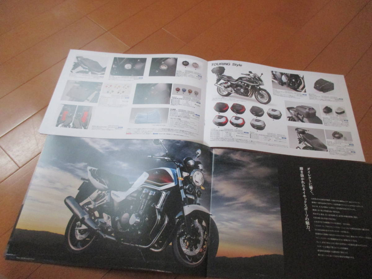 庫20590カタログ◆ホンダ◆CB1300　SUPER　FOUR+OP◆2018.10発行◆18ページ_画像3