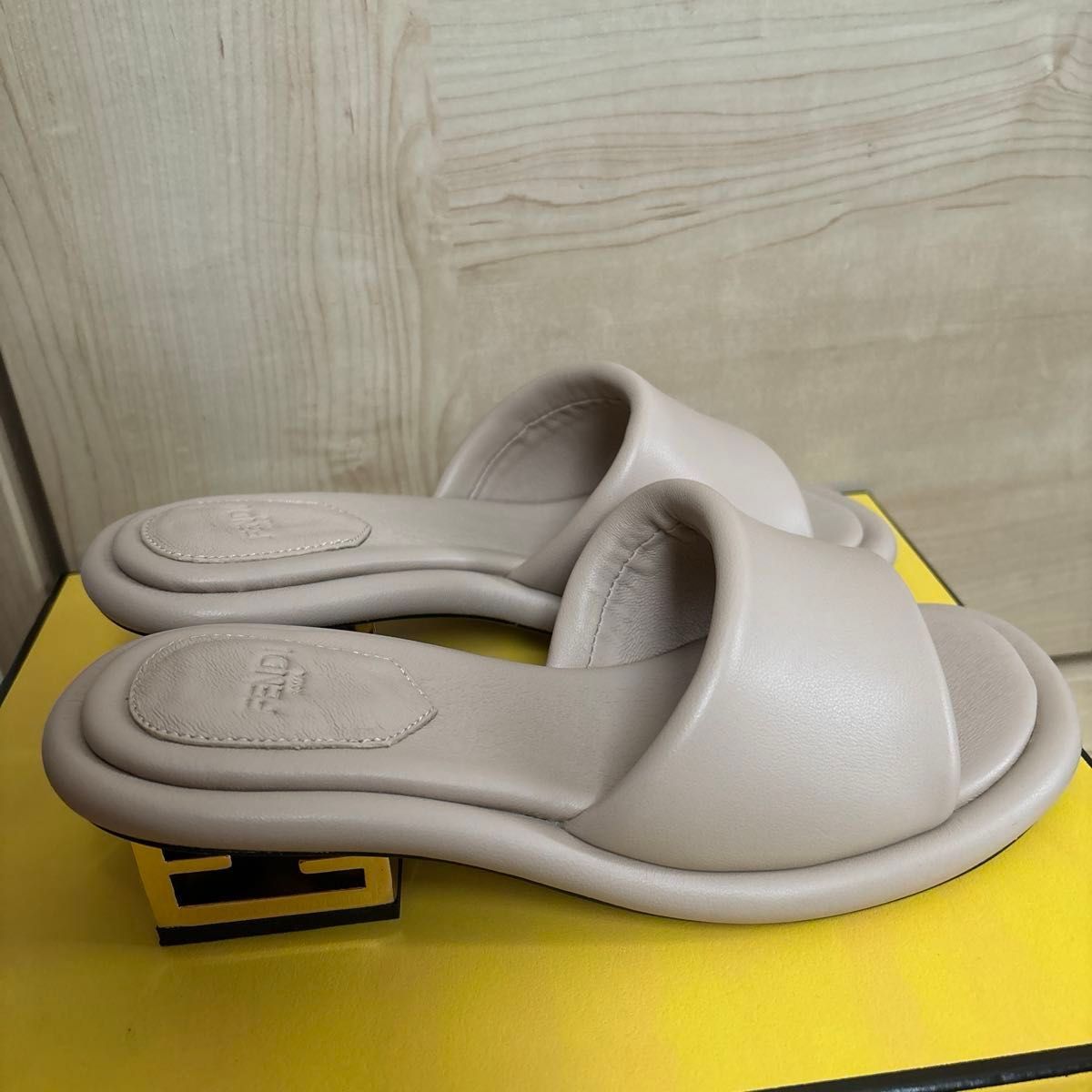24FW【FENDI】バゲット カーフレザー スライド サンダル 専用クリスマス断捨離セール【Fendi】バゲット スライド