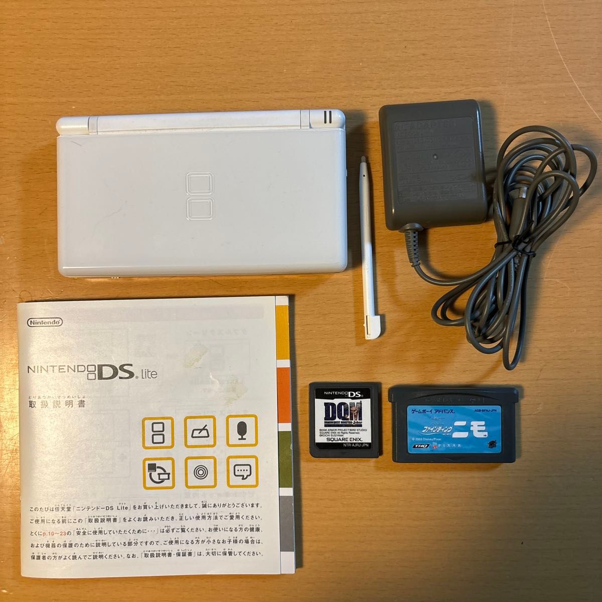 ニンテンドーDS Lite ホワイト 本体 (取扱説明書 充電器 & 予備 ニンテンドーDS Lite ホワイト 本体 (取扱説明書 充電器 & 予備