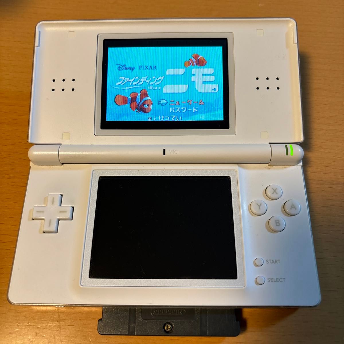 ニンテンドーDS Lite ホワイト 本体 (取扱説明書 充電器 & 予備 ニンテンドーDS Lite ホワイト 本体 (取扱説明書 充電器 & 予備
