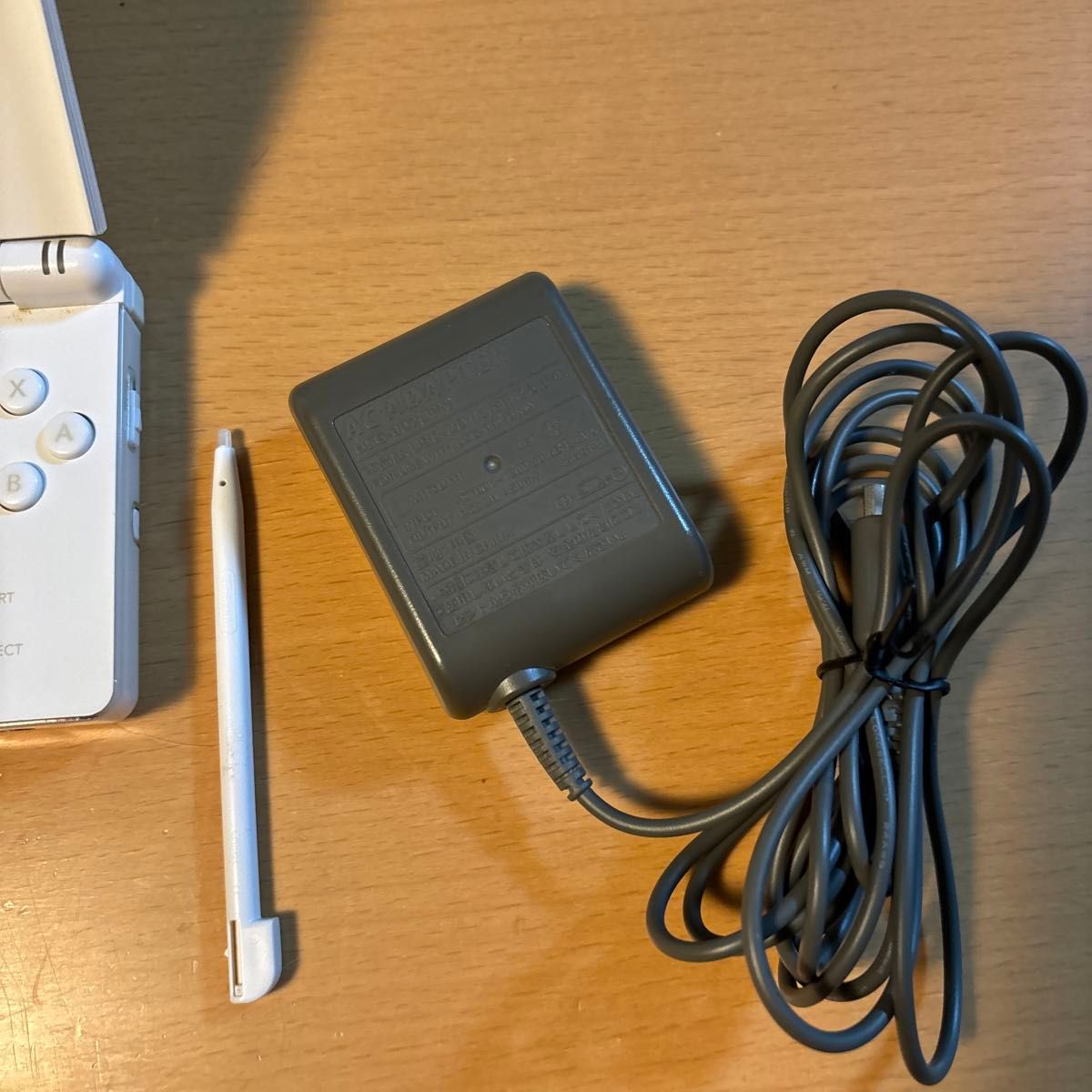 ニンテンドーDS Lite ホワイト 本体 (取扱説明書 充電器 & 予備 ニンテンドーDS Lite ホワイト 本体 (取扱説明書 充電器 & 予備
