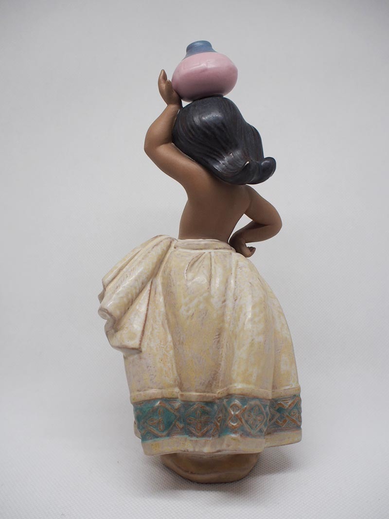リヤドロ LLADRO No.2333 水汲みの少女（ホワイト） Little Peasant Girl スペイン製 陶器 置物 フィギュリン