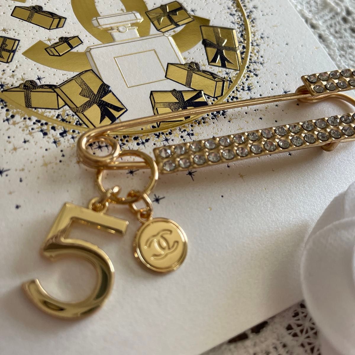 新品未使用 CHANEL No 5正規品ノベルティーチャーム付きキラキラ 新品未使用 CHANEL No 5正規品ノベルティーチャーム付きキラキラ