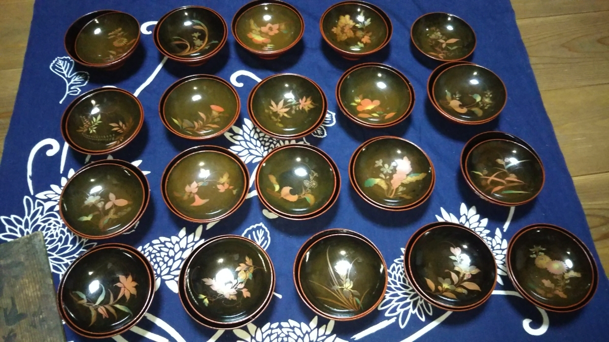 茶花茶碗二十人前(外朱内黒、蓋裏に茶花)椀ひとつ欠損 元箱一部欠損 茶花意匠は丁寧に20種描かれてます。 和の演出 生活工芸品 茶道
