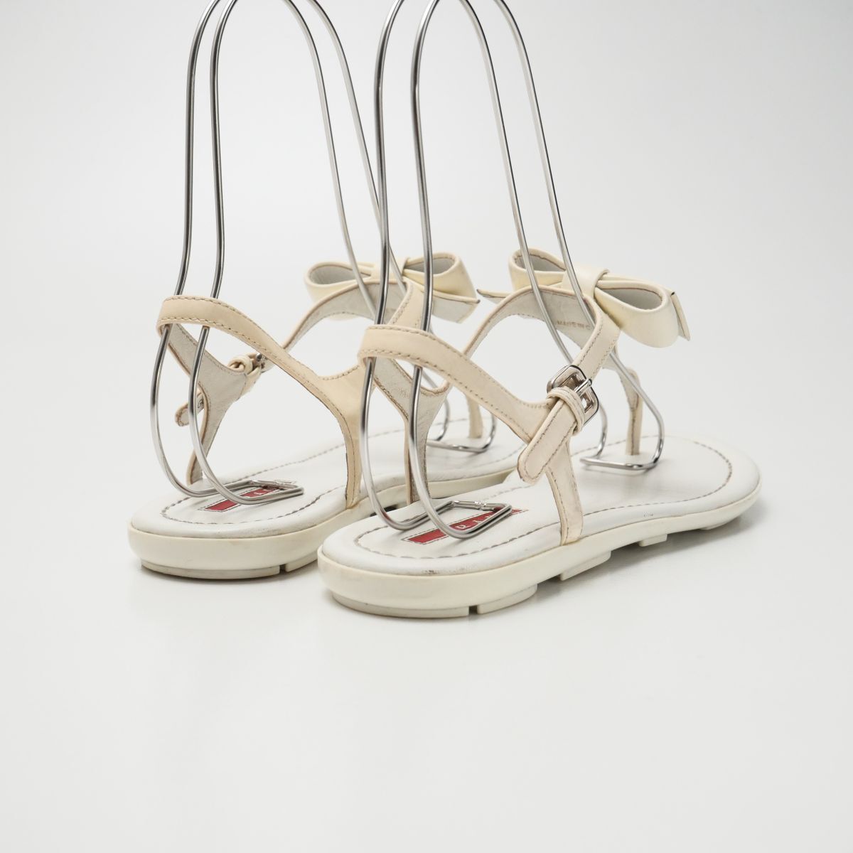 【PRADA】パテントレザーのトングサンダル PRADA プラダスポーツ・トングサンダルパテント×レザー