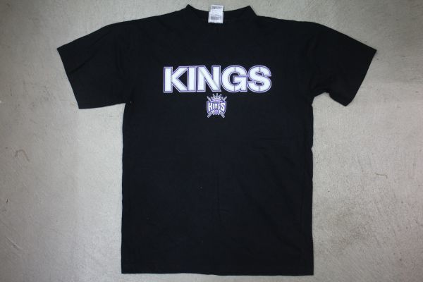 【古着 NBA SACRAMENTOKINGSチームロゴTシャツ黒M】バスケットボールサクラメントキングス夏物衣料大きめサイズHIPHOPDANCE 8406_画像2