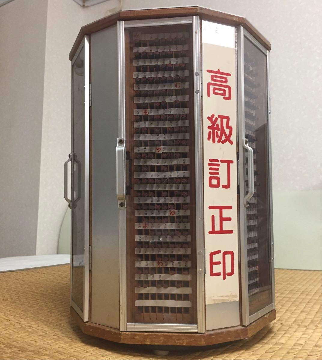 訂正印 店舗用 印鑑タワー 回転式 はんこタワー 6面 約870個 訂正印 店舗用 印鑑タワー 回転式 はんこタワー 6面 約870個