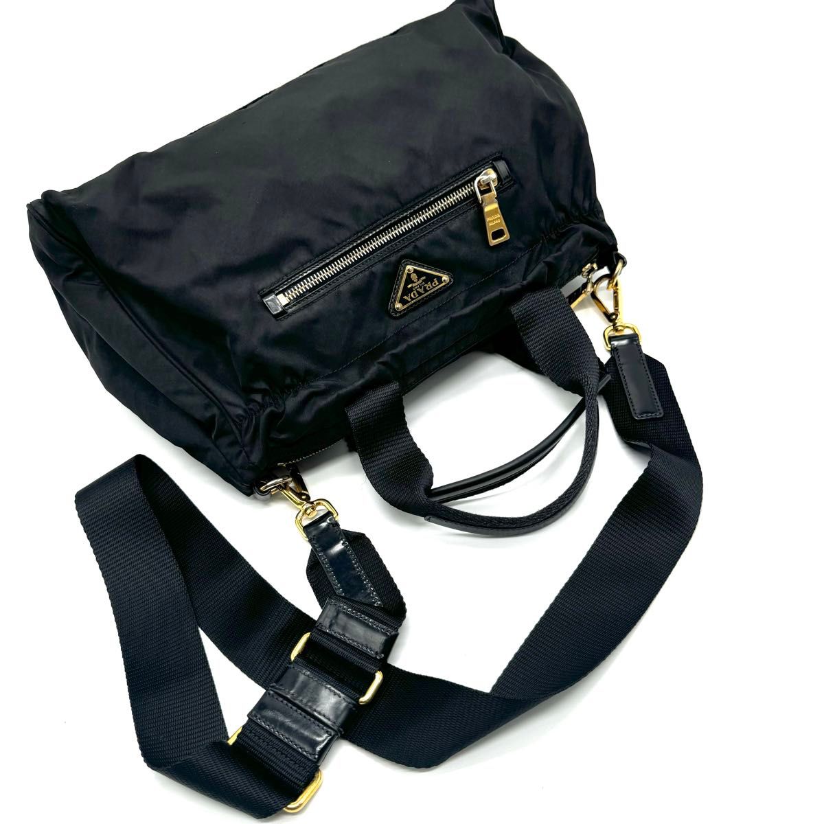 【PRADA】バックル三脚ロゴ メッセンジャー クロスボディバッグ 美品PRADA*近年モデル メッセンジャー クロスボディ 三角ロゴ