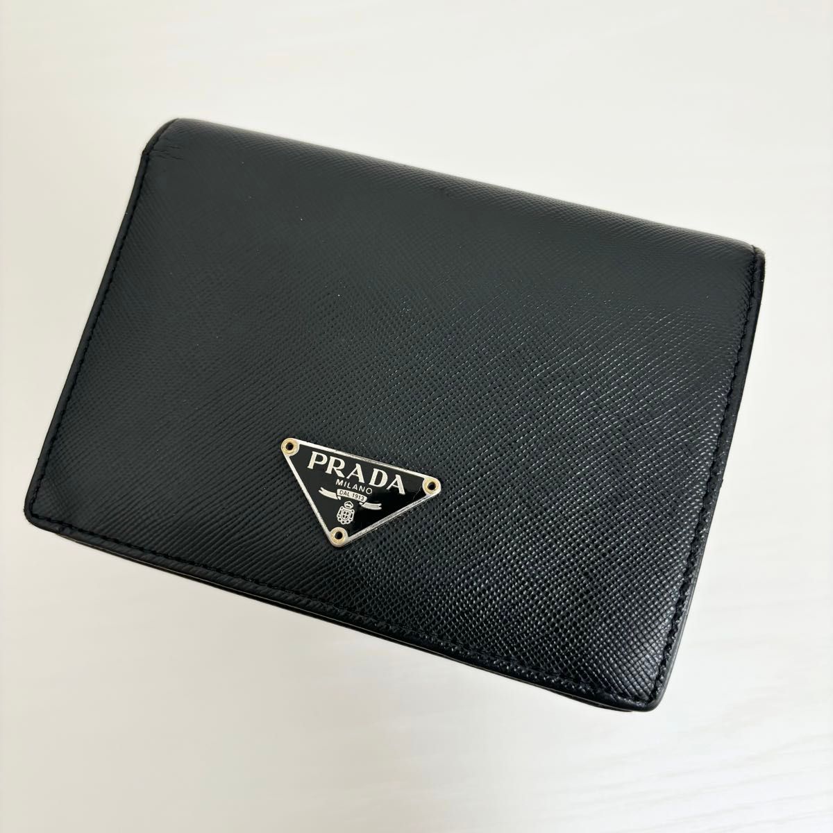 美品 プラダ 二つ折り財布 コンパクト サフィアーノ 三角 美品 プラダ 二つ折り財布 コンパクト サフィアーノ 三角