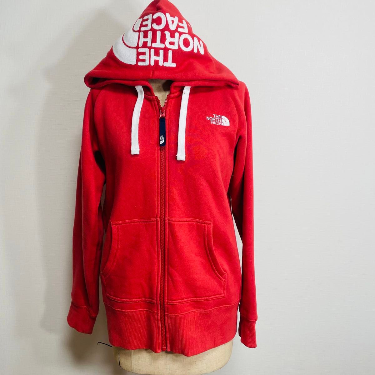 THE NORTH FACE ジップパーカー デカロゴ 赤×白色 フーディー THE NORTH FACE ジップパーカー デカロゴ 赤×白色 フーディー