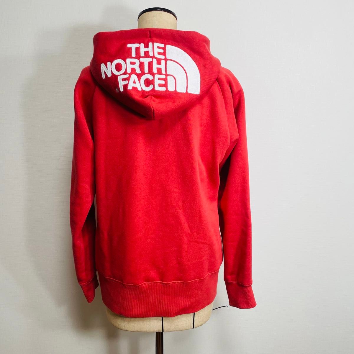 THE NORTH FACE ジップパーカー デカロゴ 赤×白色 フーディー THE NORTH FACE ジップパーカー デカロゴ 赤×白色 フーディー